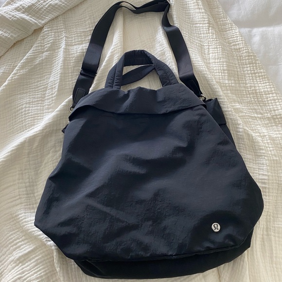 SOLD - Lululemon On My Level Bag 2.0 19L - Picture 2 of 4